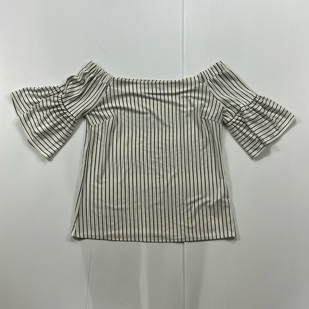 370.‎ Women’s Banana Republic Black and White Pinstripe Blouse (S)
